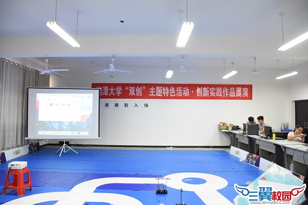 太阳能绿色农业精准喷药智能机器人演示现场