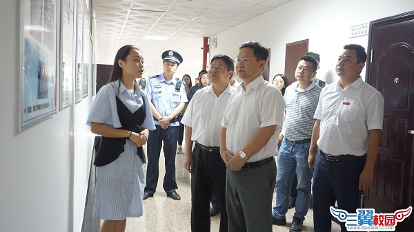 周佳聆向领导们介绍实验室